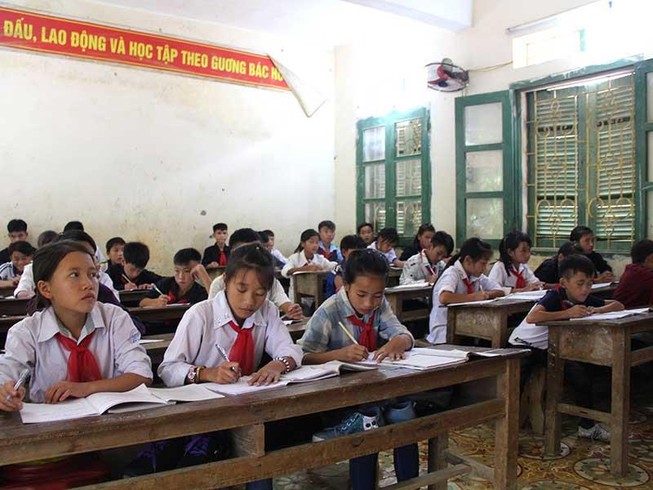 Lũ cuốn mất nhà vẫn quyết bám trường