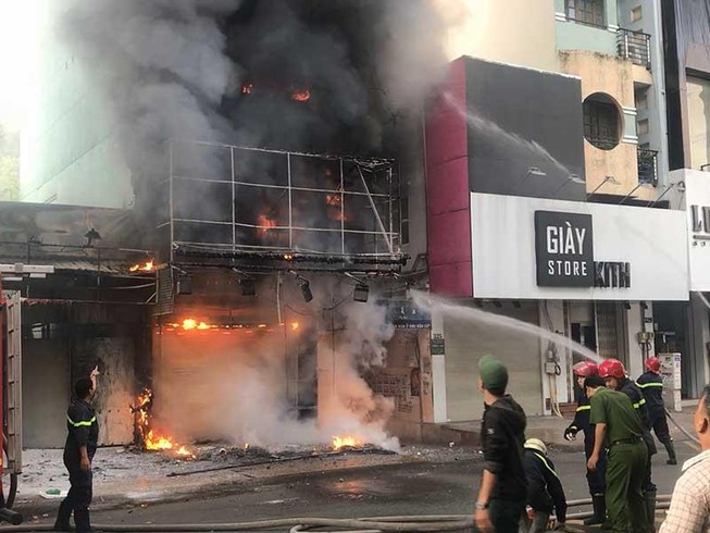 71 chiến sĩ dập lửa, cứu thai phụ mắc kẹt trong nhà bốn tầng