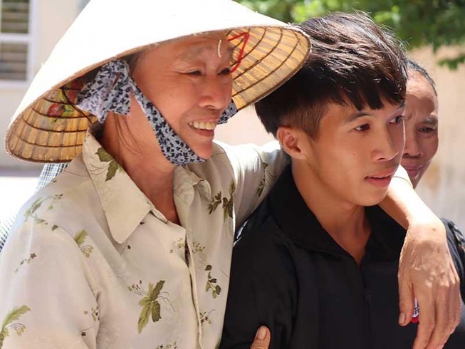 25 giờ đói khát bơi trên biển của bốn ngư dân