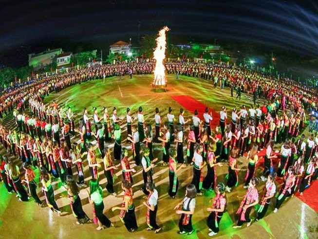 5.000 người múa xòe Thái, xác nhận kỷ lục Guiness thế giới