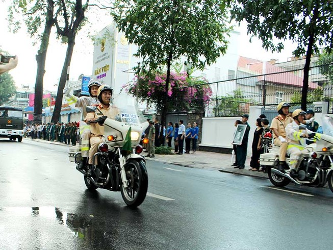 CSGT dẫn đoàn và những chuyện chưa kể