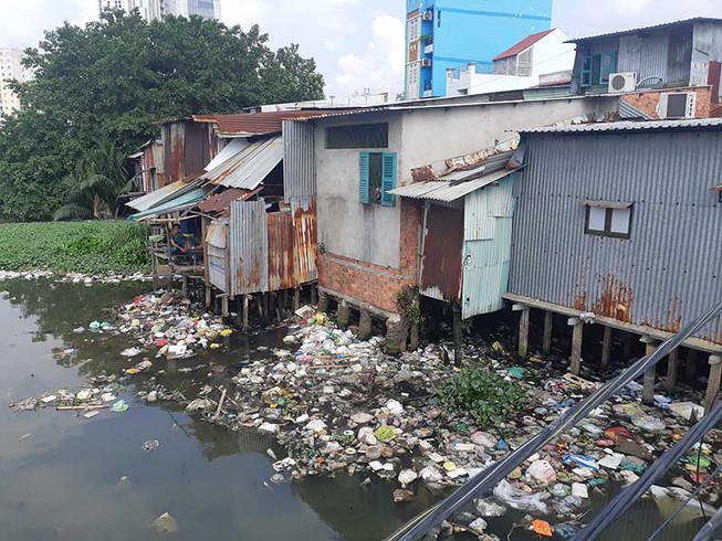 Dân nín thở sống ven kênh rác
