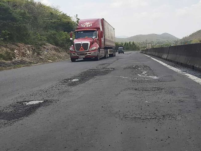 Quốc lộ 1 qua Phú Yên lại như ‘áo rách sau mưa’