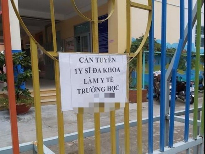 Một trường mầm non treo thông báo tuyển nhân viên y tế. Ảnh: TT