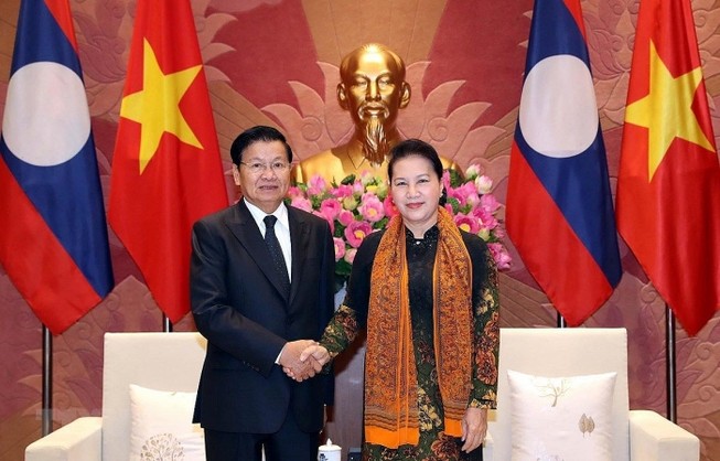 Chủ tịch Quốc hội Nguyễn Thị Kim Ngân hội kiến thủ tướng Lào