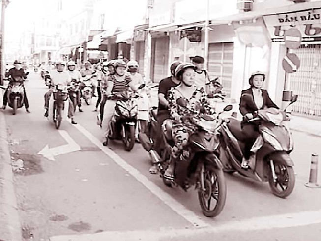 Đúng, sai việc phạt rẽ phải khi đèn đỏ