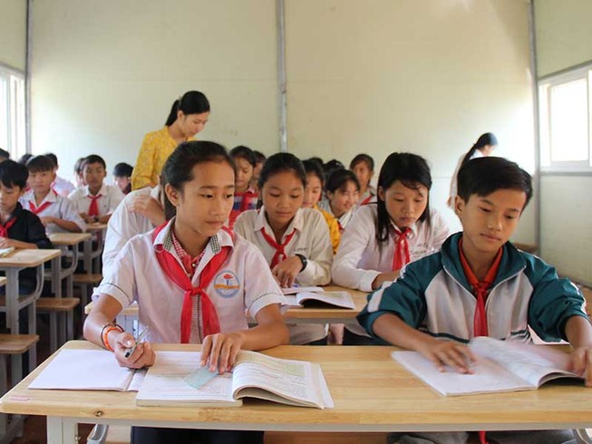 Trao bàn ghế mới cho học sinh Mường Lát