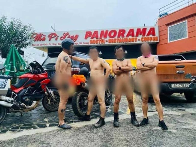 Xin đừng tồng ngồng nơi danh thắng