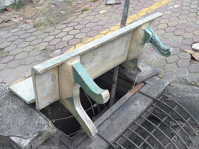 Ghế đá biến thành... nắp hố ga