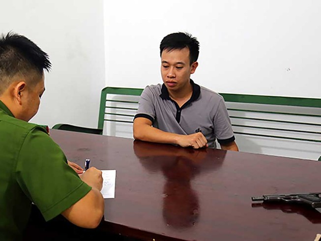 Quá trình thuyết phục nghi can dùng súng cướp tiệm vàng