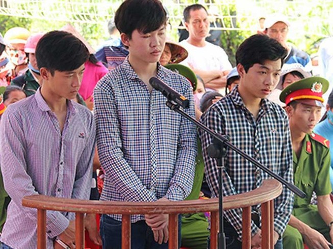 Ngồi lên quốc kỳ: Có thể bị xử hình sự