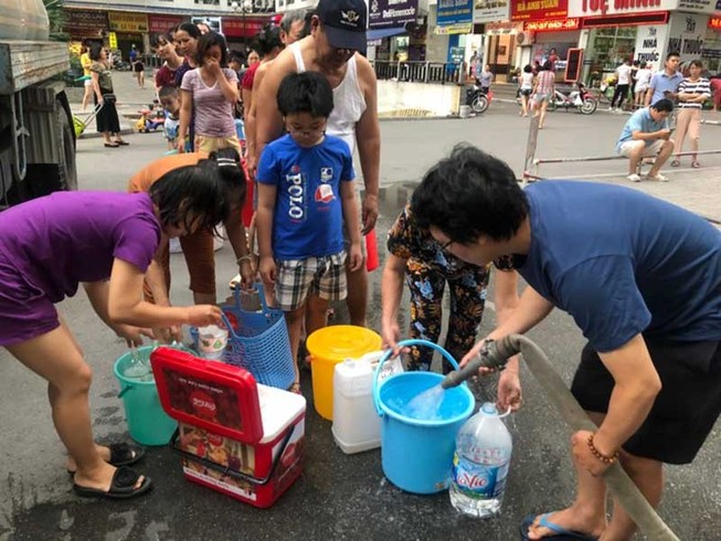 Xử nghiêm vụ nước nhiễm dầu thải ở Hà Nội