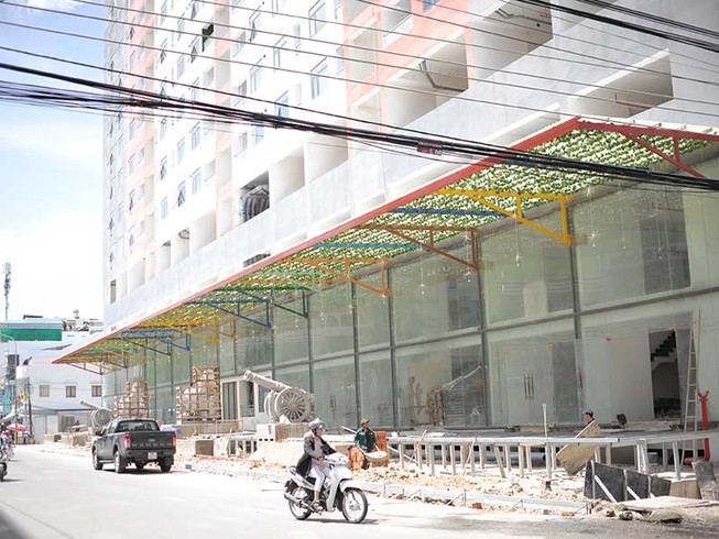 Cao ốc 40 tầng chưa xây xong đã cho dân vào ở