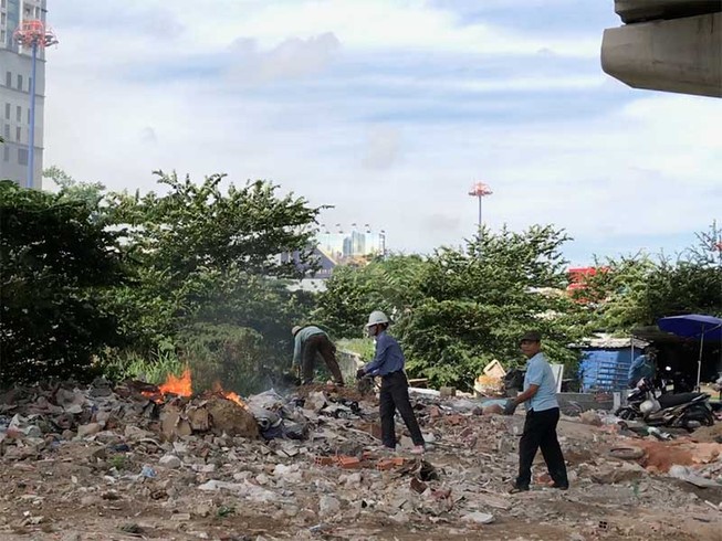 Lo ô nhiễm, người dân tự gom rác để đốt