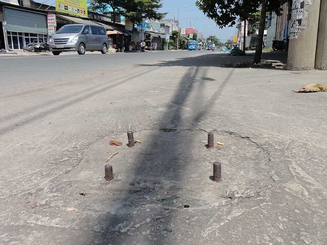 Bàn chông trên vỉa hè bẫy người đi đường