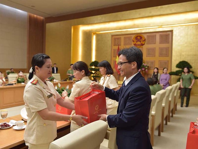 Phó Thủ tướng gặp mặt những ‘bông hồng thép’