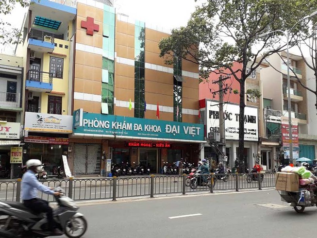 Moi tiền bệnh nhân ngay trên bàn mổ