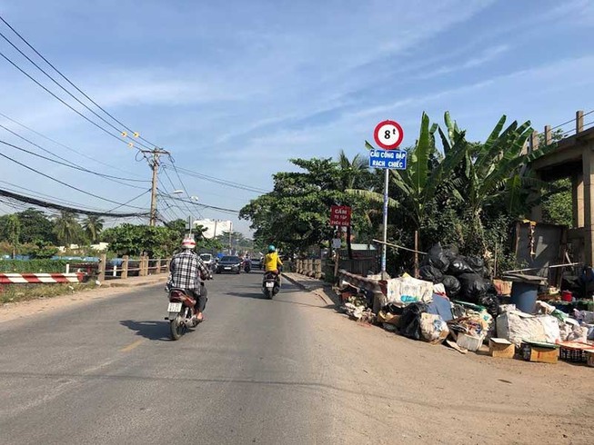 Nguy cơ sập cầu vì gồng gánh nhiều xe quá tải