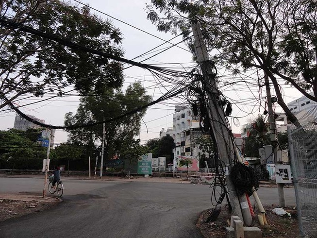 Cặp trụ điện quá nguy hiểm