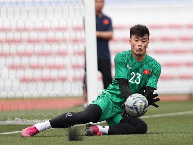 Phần chìm của thủ môn Bùi Tiến Dũng