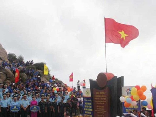 Chào cờ đầu năm mới ở điểm cực đông đất liền Tổ quốc