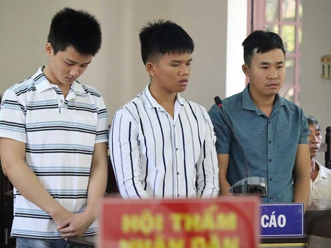 Nhẫn tâm đẩy bạn tàu đau ốm xuống biển