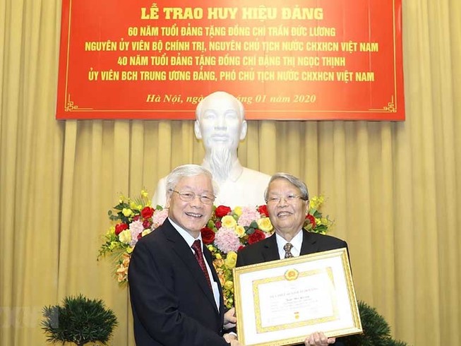Trao tặng huy hiệu Đảng cho lãnh đạo và cựu lãnh đạo nhà nước