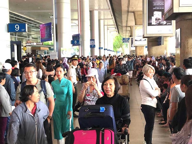 Tân Sơn Nhất bắt đầu ‘nóng’ do dòng người đón kiều bào