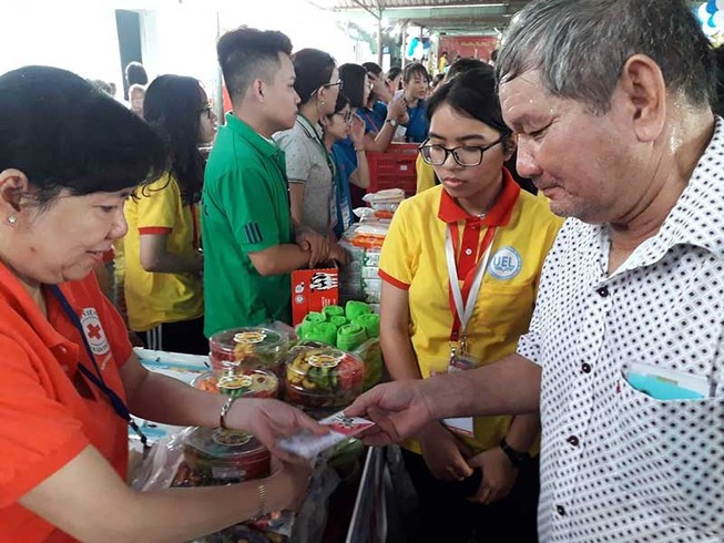 Phiên chợ 0 đồng mang tết đến bệnh nhân