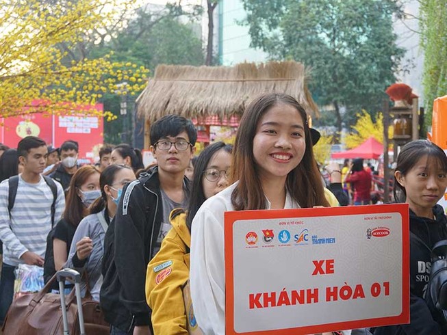 Mang tết đến với sinh viên xa nhà