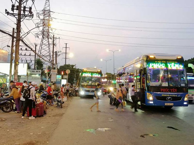 Phớt lờ biển cấm, xe khách biến đường thành bến