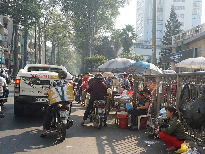 TP.HCM: Hàng rong bủa vây trước cổng bệnh viện