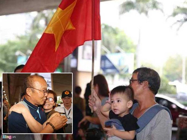 Vẫn có người mang cờ ra đón ông Park và U-23 Việt Nam