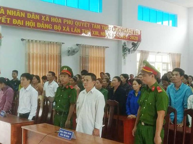 Lãnh 8 năm tù từ chuyện bị nói ném đá giấu tay