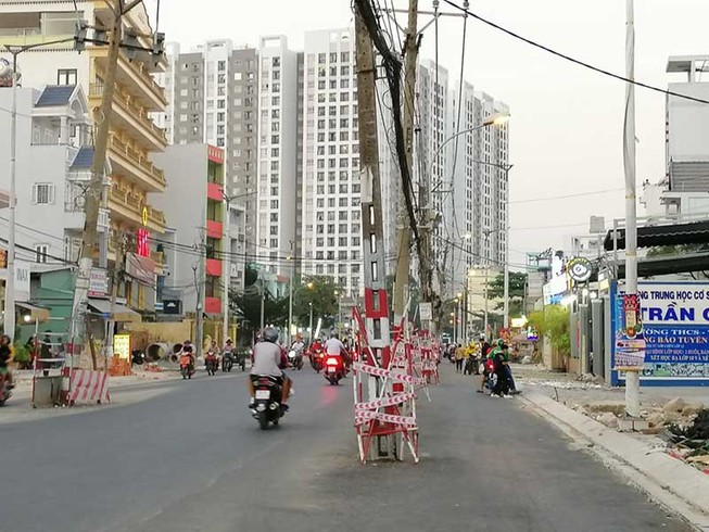 Điện lực Tân Phú phản hồi vụ cột điện nằm giữa đường