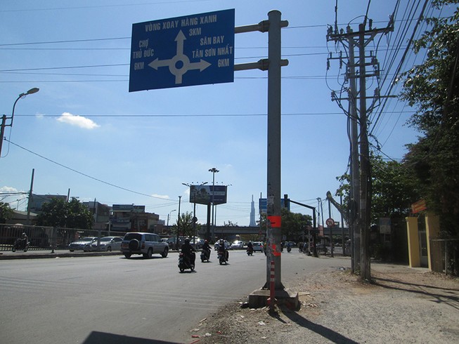 Cần dời trụ báo giao thông
