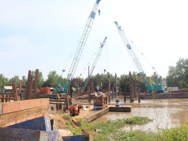 Bến Tre đắp đập ‘dã chiến’ ngăn mặn