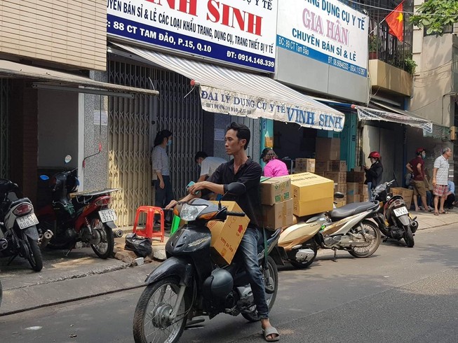 Dốc hết sức ngày đêm làm khẩu trang phòng dịch Corona