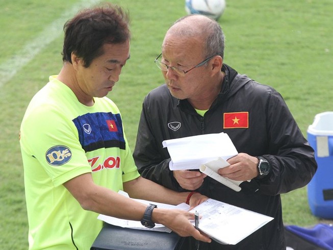 Ông Park cần học hỏi trợ lý Lee