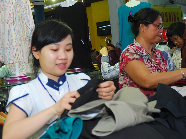 Người châu Âu sẽ mua thêm áo, túi xách… Việt Nam