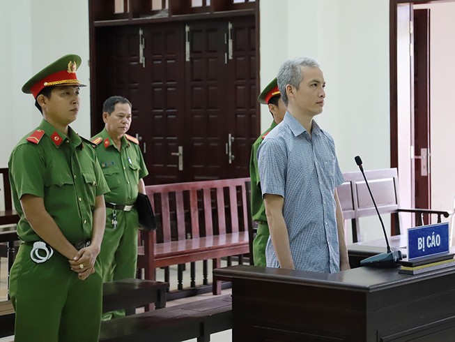 Cựu viện phó nhận hối lộ lãnh 5 năm tù