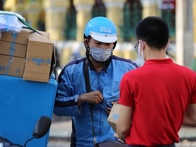 Shipper kiếm tiền triệu mỗi ngày nhờ giao hàng ‘mùa’ dịch