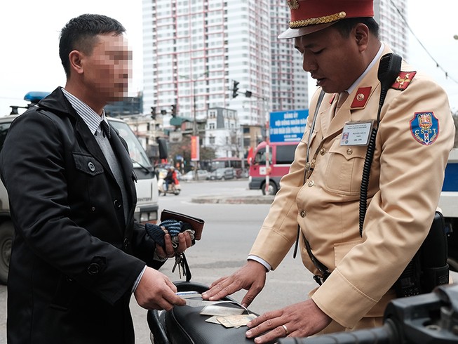 Hàng ngàn người có nồng độ cồn bị phạt mút khung