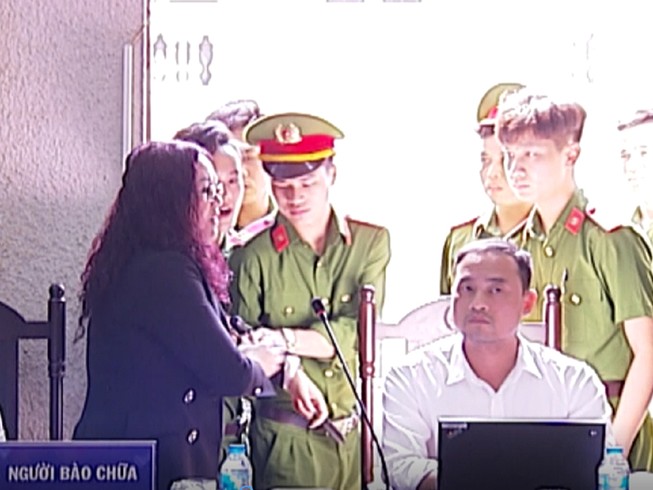 Luật sư bị buộc rời phòng xử