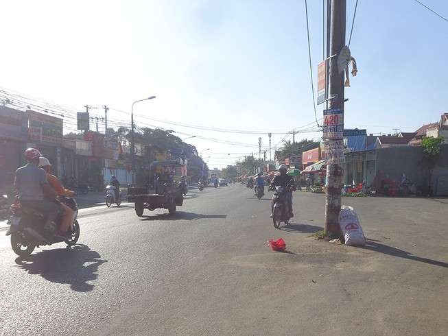 Trụ điện án ngữ giữa đường