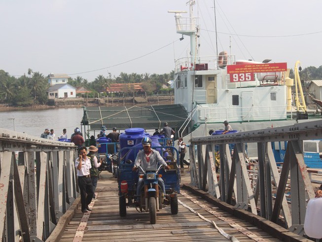 Hải quân cấp 3.000 m3 nước ngọt miễn phí cho người dân Bến Tre