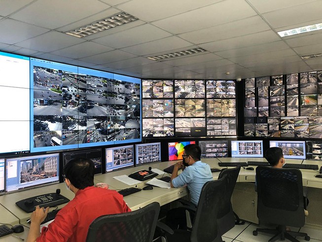 Nhiều xe bất chấp camera hiên ngang đậu trên đường cấm