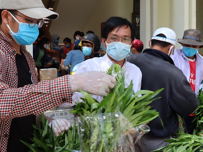 Nhiều tấm lòng chia sẻ với Văn Lâm 3