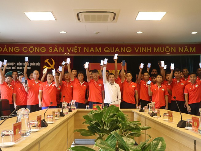 Những nụ cười sau lớp khẩu trang trong giới cầu thủ Việt