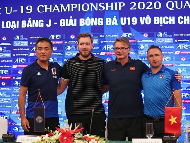 Nước cờ của HLV Troussier và Maloney cho giải U-19 châu Á